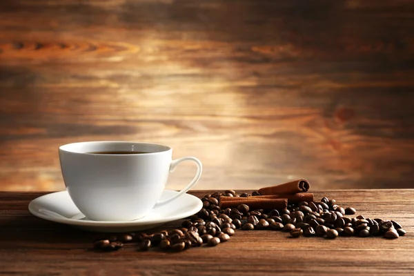 Secangkir kopi dengan biji-bijian — Stok Foto