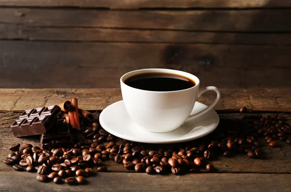 Tasse Kaffee mit Körnern — Stockfoto