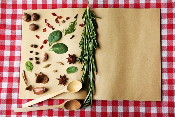 Otevřené kuchařku s čerstvými bylinkami a kořením — Stock fotografie
