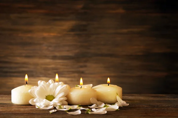 Velas com crisântemo em fundo de madeira — Fotografia de Stock