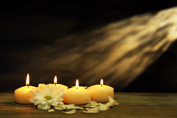 Свечи с хризантемой на деревянном фоне — стоковое фото