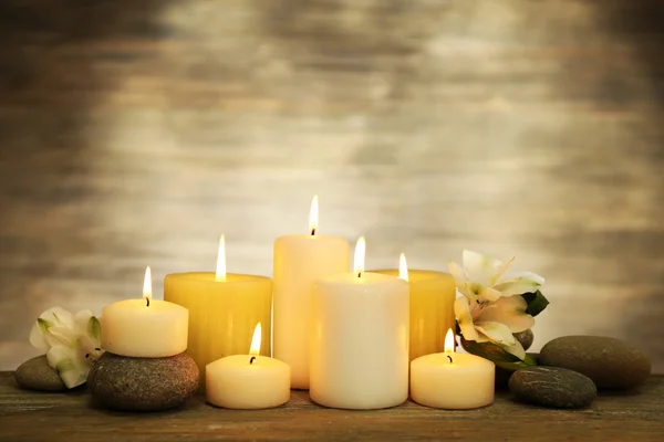 Composizione con candele e pietre termali — Foto Stock