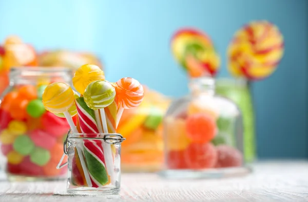 Bonbons colorés dans des pots — Photo