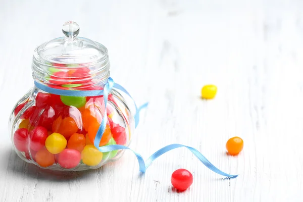 Барвисті цукерки в банці — стокове фото