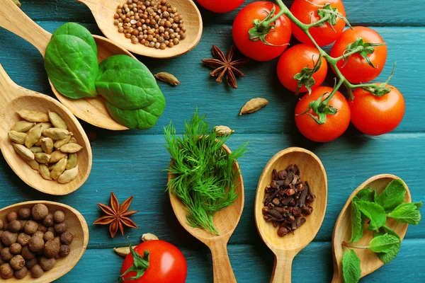 Tomates con cucharas de madera — Foto de Stock