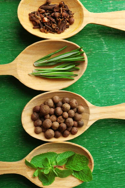 Cucharas de madera con hierbas frescas —  Fotos de Stock