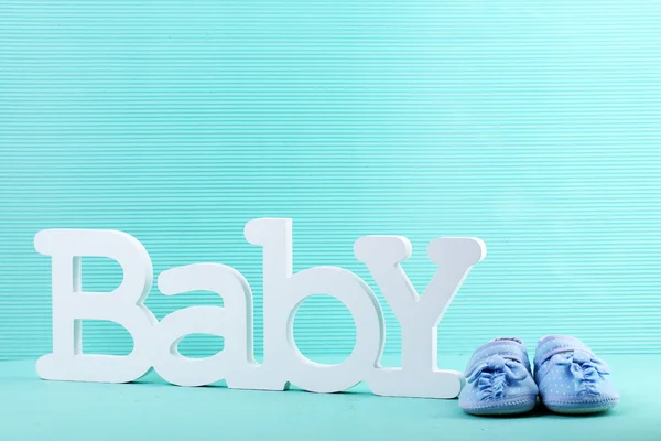Palabra bebé y botines — Foto de Stock