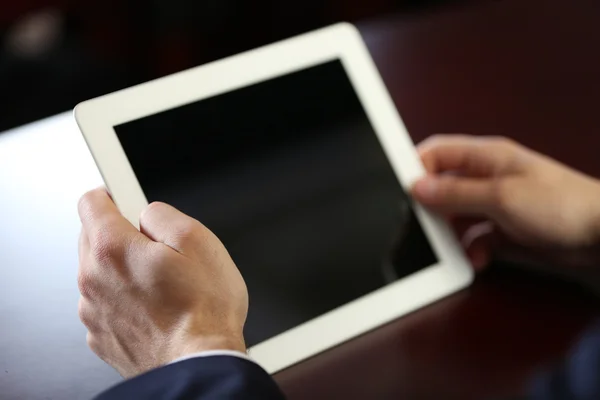 Empresario trabajando con la tableta en la mesa de madera, primer plano — Foto de Stock