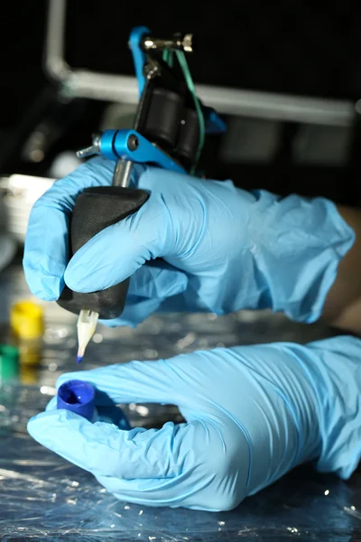 Tattoo artist at work — Stock Photo, Image