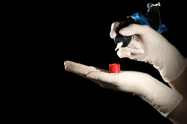 Tattoo artist holding tattoo machine — Stock Photo, Image