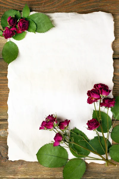 Ξηρά τριαντάφυλλα σε φύλλο χαρτιού — Φωτογραφία Αρχείου