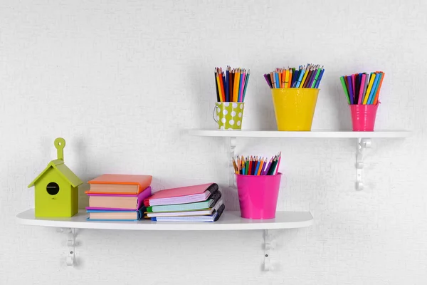 Regale mit Schreibwaren im Kinderzimmer in Großaufnahme — Stockfoto