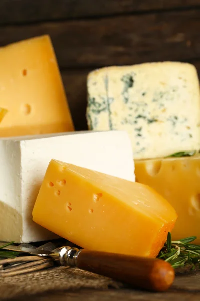 Different sort of cheese on wicker tray, closeup — Stock Photo, Image