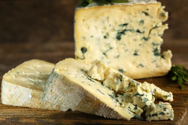 Blue cheese on wooden cutting board. closeup — Stock Photo, Image