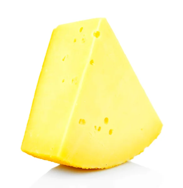 Кусок сыра, изолированный на белом — стоковое фото