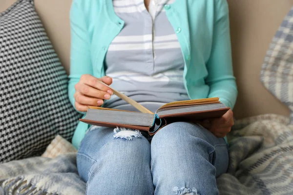 Frau liest Buch — Stockfoto