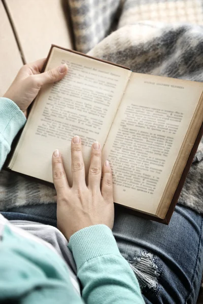 Woman reading book — Stock Photo, Image