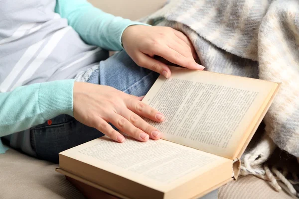 Vrouwelijk leesboek — Stockfoto