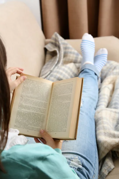 Frau liest Buch — Stockfoto