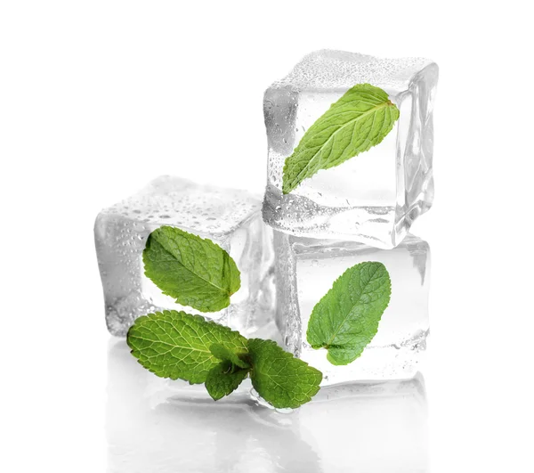 Cubitos de hielo con menta — Foto de Stock