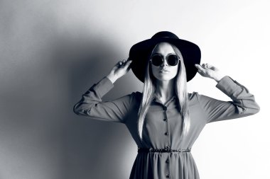 Şapka ve güneş gözlüğü ifade genç modelin siyah beyaz fotoğraf