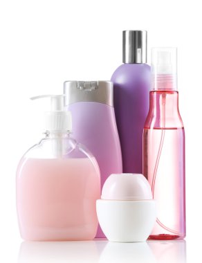 Beyaz arkaplanda izole edilmiş kozmetik şişeler