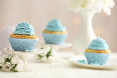 açık renkli tablo üzerinde lezzetli kek