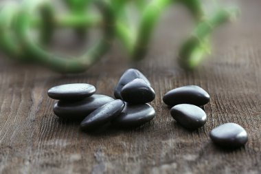 Karadeniz yığını bambu Mayo ile rustik ahşap arka plan üzerinde su bendi kapağı