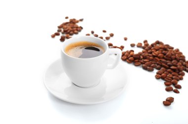 Beyaz üzerine izole edilmiş bir fincan kahve.