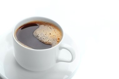 Beyaz üzerine izole edilmiş bir fincan kahve.