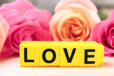 Kelime aşk ile güzel güller