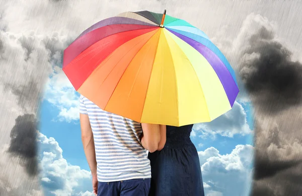 Casal amoroso com guarda-chuva — Fotografia de Stock