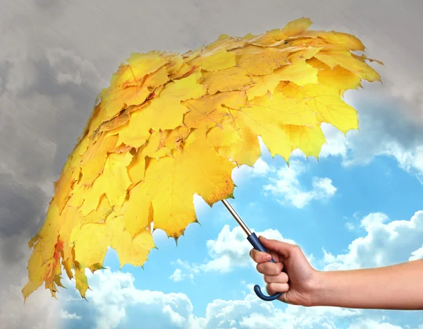 Paraguas con hojas de otoño en la mano — Foto de Stock