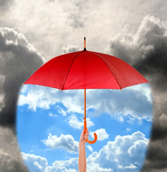Paraguas rojo en la mano — Foto de Stock