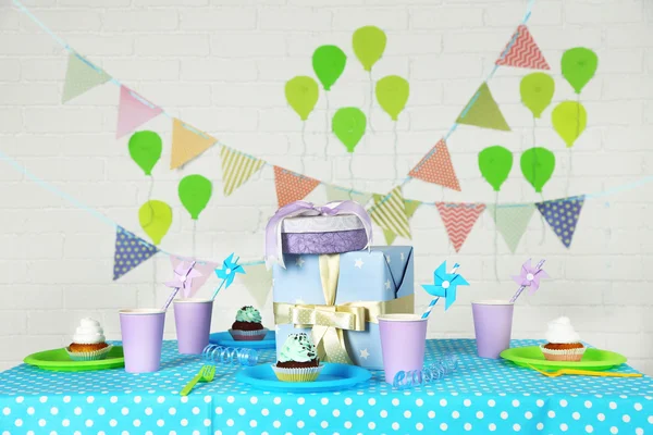 Mesa de aniversário preparada para festa de crianças — Fotografia de Stock