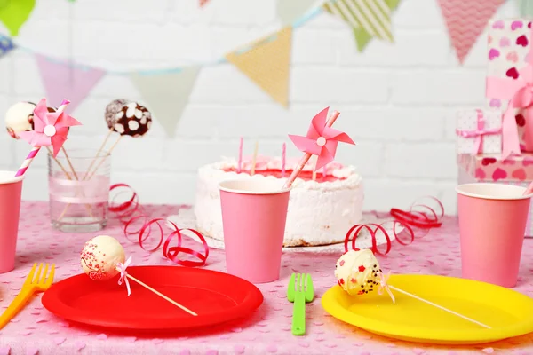 Mesa de aniversário preparada para festa de crianças — Fotografia de Stock