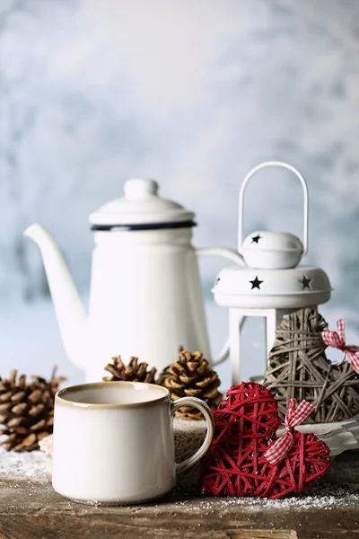 Composición invernal con bebida caliente sobre fondo natural — Foto de Stock