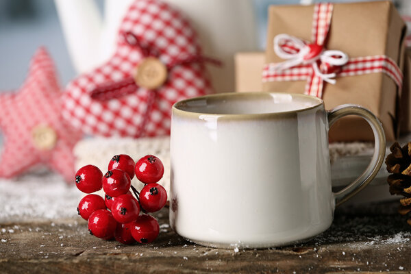 Зимняя композиция с горячим напитком на природе
