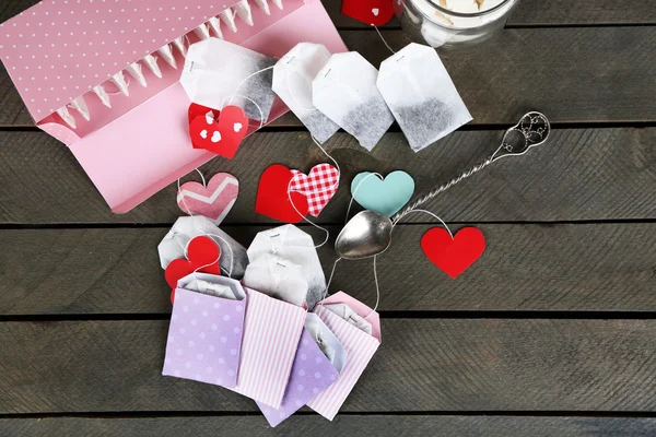 Etiquetas de la bolsa de té en forma de corazón sobre fondo de madera — Foto de Stock