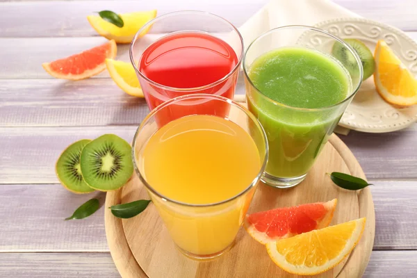 Свіжі соки з фруктами — стокове фото