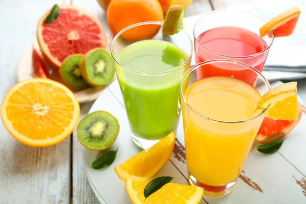 Färska juicer med frukter — Stockfoto