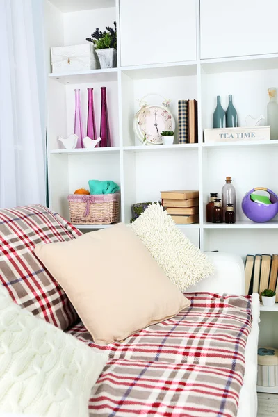 Design de interiores moderno da sala de estar em cores claras, dentro de casa — Fotografia de Stock