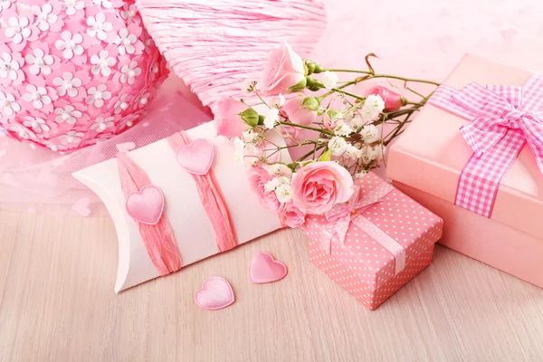 Handgemaakte gift op de dag van de Valentijnskaart — Stockfoto