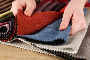 Tablo renkli doku artıkları yakın çekim kadın seçer