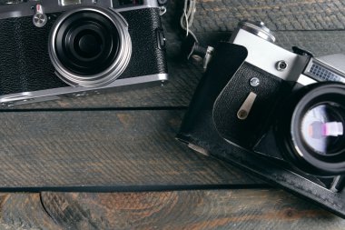 Rustik ahşap plakalar arka plan üzerinde eski retro kameralar