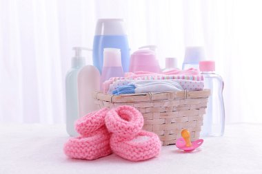 tablo üzerinde açık renkli bebek aksesuarları