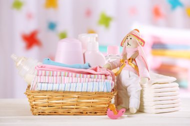 tablo üzerinde açık renkli bebek aksesuarları