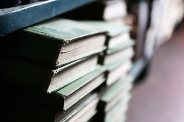Pek çok kitap Kütüphane, closeup içinde bookshelf