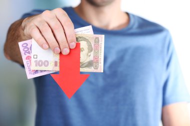 Para ve kırmızı ok tutan adam yakın çekim