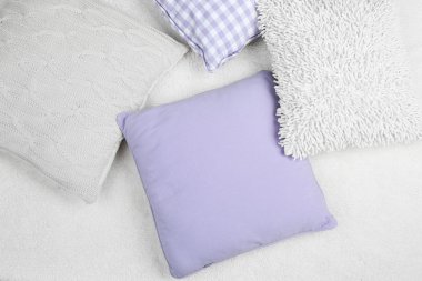 Dekoratif yastıklar ekose üzerinde kapat